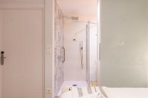 biała łazienka z prysznicem i toaletą w obiekcie Bilbao Art Lodge Staynnapartments w mieście Bilbao