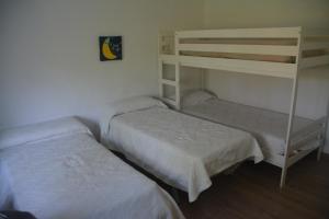 A bed or beds in a room at CHALET CON PISCINA A 1 KILOMETRO DE LA PLAYA CARTAGENA
