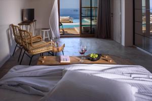 Posteľ alebo postele v izbe v ubytovaní Aletri Swim Up Boutique Hotel