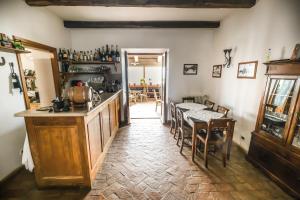 een keuken en eetkamer met een tafel en stoelen bij Le Murelle Country Resort in Manciano