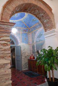 une arche dans un bâtiment avec une peinture sur le mur dans l'établissement Palazzo Sciacca, à Patti