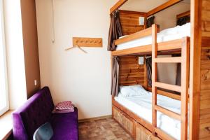 Двухъярусная кровать или двухъярусные кровати в номере Hostel Tarnopil