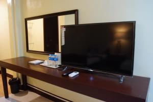 TV a/nebo společenská místnost v ubytování B&J Guesthouse and Tours