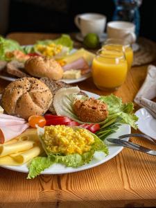 a plate of breakfast food on a wooden table at Czekoladowa Willa in Białka Tatrzanska