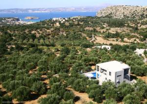 een luchtzicht op een wit huis met bomen bij Villa Kallisto Almyrida Crete in Plaka