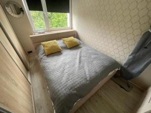 Posteľ alebo postele v izbe v ubytovaní Shutter Apartment