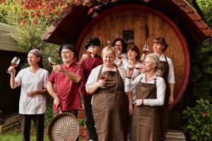 eine Gruppe von Menschen, die sich für ein Bild mit Weingläsern posieren in der Unterkunft Hotel Paradies in Marling