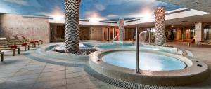Бассейн в Hotel & Spa S'Entrador Playa или поблизости