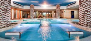 Бассейн в Hotel & Spa S'Entrador Playa или поблизости