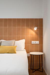 Un pat sau paturi într-o cameră la Don Fadrique Apartments by Olala Homes