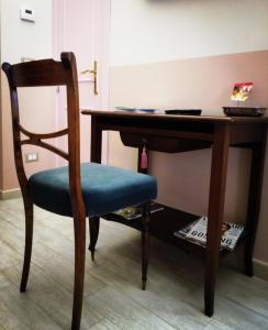 a chair sitting next to a wooden desk with a table at Dormire nel Borgo in Bovino