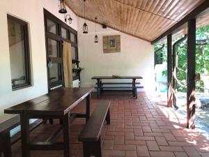 un patio con tavolo in legno e panche in una stanza di Grauri si Smochini a Vadu