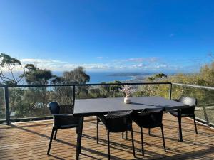 Arthurs SeatにあるBali in Mornington Oceanview Villaの景色を望むデッキ(黒いテーブル、椅子付)