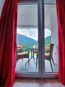 mit Blick auf einen Balkon mit einem Tisch und Stühlen in der Unterkunft Apartments KALE in Ohrid