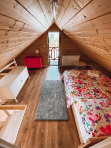a bedroom with a bed in a wooden cabin at Luksusowe całoroczne domki z widokiem Janowiec, Kazimierz Dolny in Janowiec