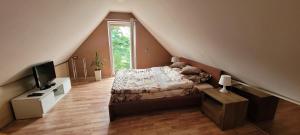 Ένα ή περισσότερα κρεβάτια σε δωμάτιο στο Dom Na Skarpie - Ucieczka Na Wieś - Kominek