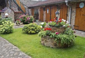 um jardim com flores num barril de pedra em Ferienwohnung Lychen UCK 1021 em Lychen