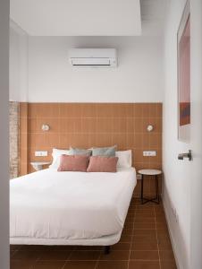A bed or beds in a room at Don Fadrique Apartments by Olala Homes Még 32 kép