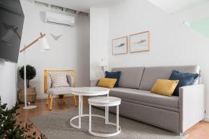 A seating area at Don Fadrique Apartments by Olala Homes