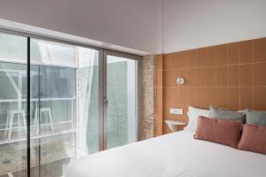 A bed or beds in a room at Don Fadrique Apartments by Olala Homes