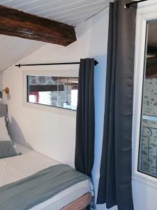 Ένα ή περισσότερα κρεβάτια σε δωμάτιο στο Le cottage de l'étang