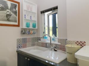 łazienka z umywalką i oknem w obiekcie Robins Rest w mieście Yelverton