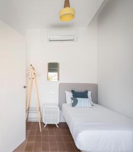 A bed or beds in a room at Don Fadrique Apartments by Olala Homes