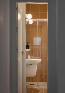 A bathroom at Don Fadrique Apartments by Olala Homes