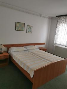 1 dormitorio con 1 cama grande en una habitación en Kavana Stari krov en Donji Kraljevec