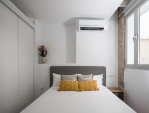 A bed or beds in a room at Don Fadrique Apartments by Olala Homes