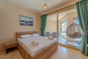 um quarto com uma cama e uma janela grande em Mangroovy 3BR Apartment Private Beach & Pool View em Hurghada mais 36 fotografias
