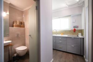 ein Bad mit einem Waschbecken, einem WC und einem Fenster in der Unterkunft Apartament, Ultracentral, Piata Victoriei in Bukarest
