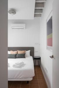 A bed or beds in a room at Don Fadrique Apartments by Olala Homes