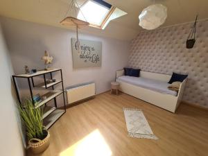 Prinsheerlyck في آز: غرفة معيشة صغيرة مع أريكة ونافذة