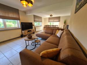 a living room with a couch and a television at Prinsheerlyck in As