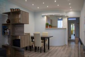 cocina y comedor con mesa y sillas en Beautiful air-conditioned apartment in the centre, en Debrecen