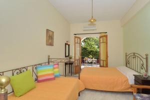 Postel nebo postele na pokoji v ubytování Loukas Inn Family Resort