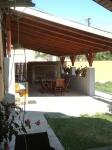 drewniana pergola ze stołem i krzesłami na patio w obiekcie Guliba Vendégház w Bogácsu
