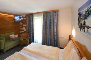 Łóżko lub łóżka w pokoju w obiekcie Hotel Eder Michaela