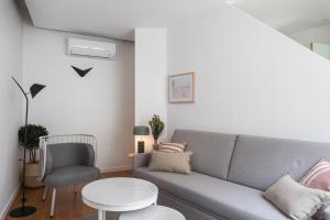 A seating area at Don Fadrique Apartments by Olala Homes