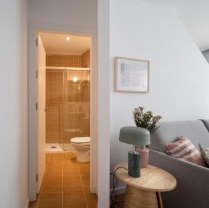 A bathroom at Don Fadrique Apartments by Olala Homes