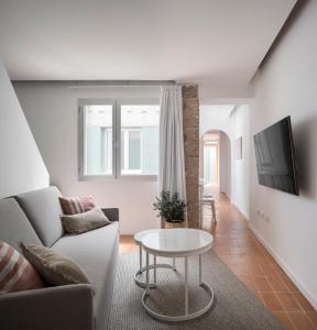 A television and/or entertainment centre at Don Fadrique Apartments by Olala Homes