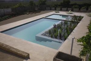 una piscina en un patio trasero con jardín en Agriturismo Masseria Gianferrante, en Ugento