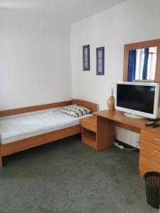 Kavana Stari krov tesisinde bir odada yatak veya yataklar