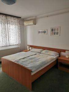 A bed or beds in a room at Kavana Stari krov