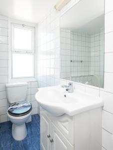 Koupelna v ubytování Apollon Sea View Beachfront Ap 302