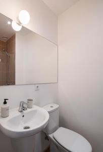 A bathroom at Don Fadrique Apartments by Olala Homes