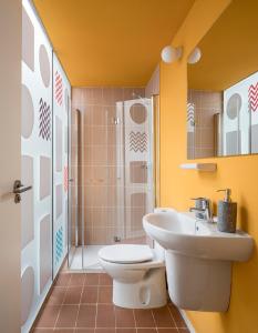A bathroom at Don Fadrique Apartments by Olala Homes