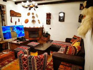 a living room with a couch and a tv at Casa Veveritelor in Predeluţ