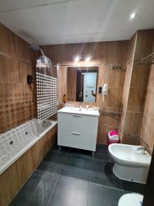 een badkamer met een witte wastafel en een toilet bij Hotel TossaMar in Tossa de Mar